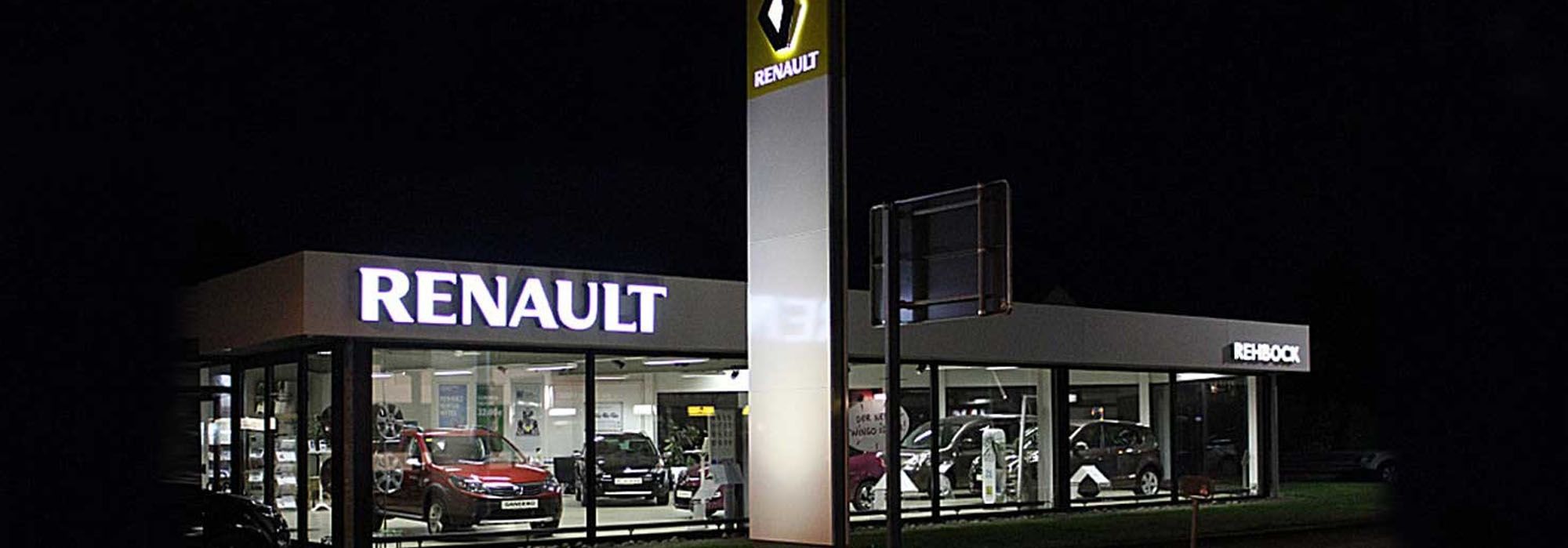Nachtaufnahme des Autohauses Rehbock in Neustadt
