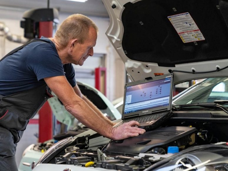 Mechaniker von Autohaus Rehbock TOP Markenspezialist für Renault und Dacia führt eine HU/AU an einem Auto durch.