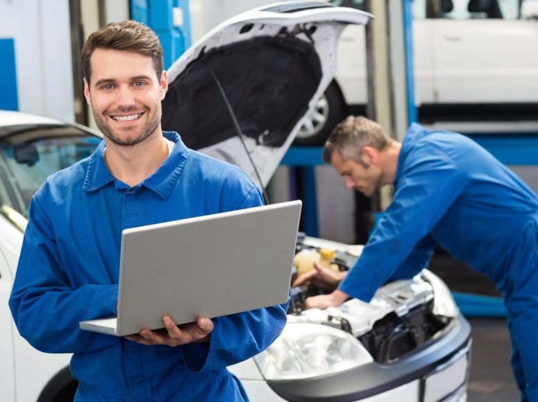 zwei Mechaniker, die die Reparatur und Wartung durchführen bei TOP Markenspezialist Autohaus Rehbock, Spezialist für Renault und Dacia in Umgebung Neustadt am Rübenberge, Wunstorf, Garbsen, Seelze, Langenhagen, Nienburg, Hannover