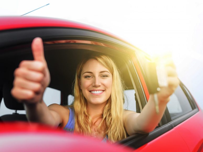 Gut gelaunte Frau, die den Daumen nach oben streckt, nachdem Autohaus Rehbock ihr die Inzahlungnahme angenehm gestaltet hat.