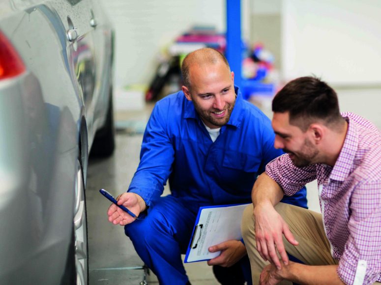 Mechaniker und Kunden besprechen Herstellergarantie beibehalten bei TOP Markenspezialist Autohaus Rehbock. Spezialist für Renault und Dacia