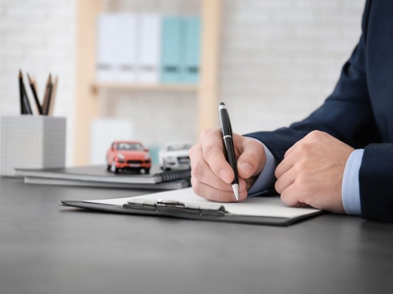 Kunde von Autohaus Rehbock TOP Markenspezialist für Renault und Dacia unterzeichnet eine Neuwagen-Vollmacht.